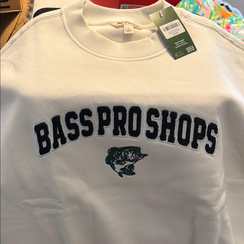 Bass Pro Shops Cream Sweatshirt with Green Logo